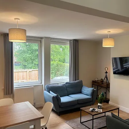 Flaxman Avenue - Lovely 4 Bed Home, 5 Mins Drive To Centre, Free Superfast Wi-fi, Free On-street Parking *