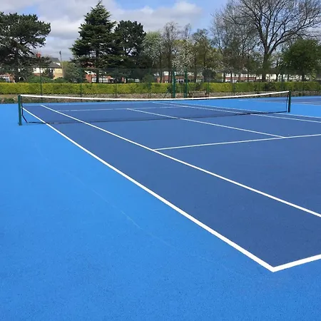 Flaxman Avenue - Lovely 4 Bed Home, 5 Mins Drive To Centre, Free Superfast Wi-fi, Free On-street Parking *