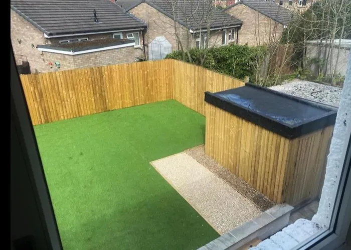 Flaxman Avenue - Lovely 4 Bed Home, 5 Mins Drive To Centre, Free Superfast Wi-fi, Free On-street Parking