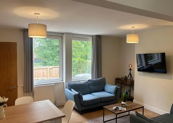 Flaxman Avenue - Lovely 4 Bed Home, 5 Mins Drive To Centre, Free Superfast Wi-fi, Free On-street Parking *