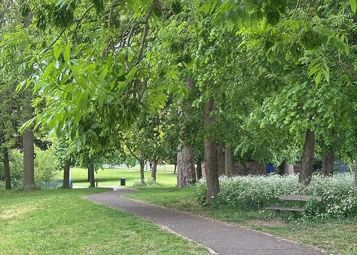 Holiday home Flaxman Avenue - Lovely 4 Bed Home, 5 Mins Drive To Centre, Free Superfast Wi-fi, Free On-street Parking