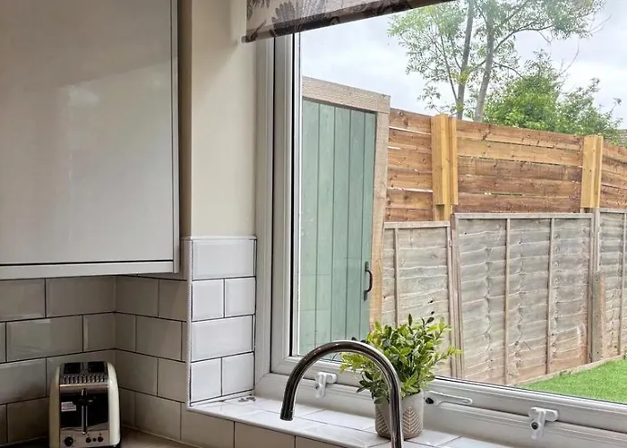 Flaxman Avenue - Lovely 4 Bed Home, 5 Mins Drive To Centre, Free Superfast Wi-fi, Free On-street Parking *