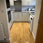 Flaxman Avenue - Lovely 4 Bed Home, 5 Mins Drive To Centre, Free Superfast Wi-fi, Free On-street Parking 펜션 *