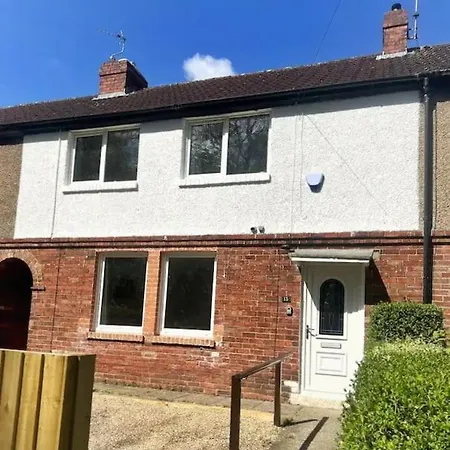 Дом отдыха Flaxman Avenue - Lovely 4 Bed Home, 5 Mins Drive To Centre, Free Superfast Wi-fi, Free On-street Parking