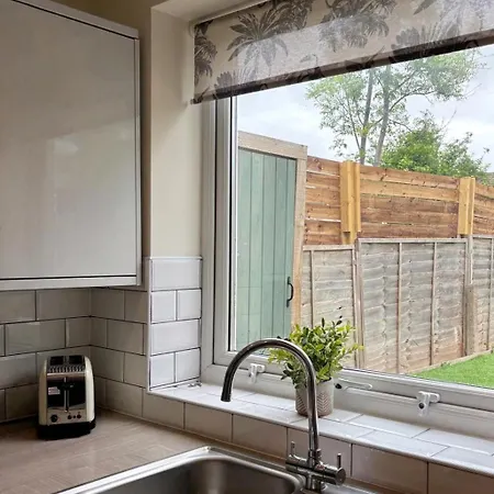 Flaxman Avenue - Lovely 4 Bed Home, 5 Mins Drive To Centre, Free Superfast Wi-fi, Free On-street Parking *