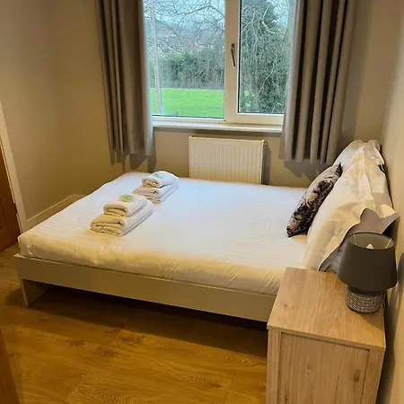 Hébergement de vacances Flaxman Avenue - Lovely 4 Bed Home, 5 Mins Drive To Centre, Free Superfast Wi-fi, Free On-street Parking