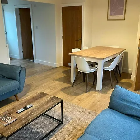 Flaxman Avenue - Lovely 4 Bed Home, 5 Mins Drive To Centre, Free Superfast Wi-fi, Free On-street Parking Йорк