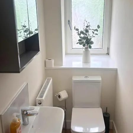 Flaxman Avenue - Lovely 4 Bed Home, 5 Mins Drive To Centre, Free Superfast Wi-fi, Free On-street Parking *