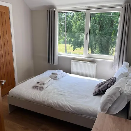 Flaxman Avenue - Lovely 4 Bed Home, 5 Mins Drive To Centre, Free Superfast Wi-fi, Free On-street Parking Дом отдыха