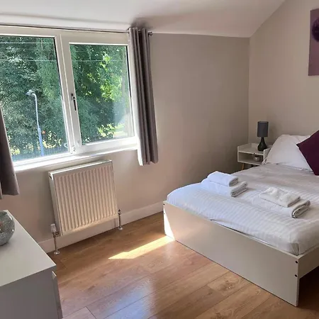 Дом отдыха Flaxman Avenue - Lovely 4 Bed Home, 5 Mins Drive To Centre, Free Superfast Wi-fi, Free On-street Parking