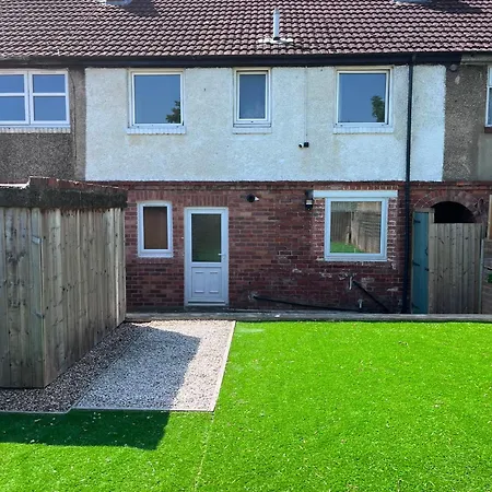 Flaxman Avenue - Lovely 4 Bed Home, 5 Mins Drive To Centre, Free Superfast Wi-fi, Free On-street Parking Дом отдыха *