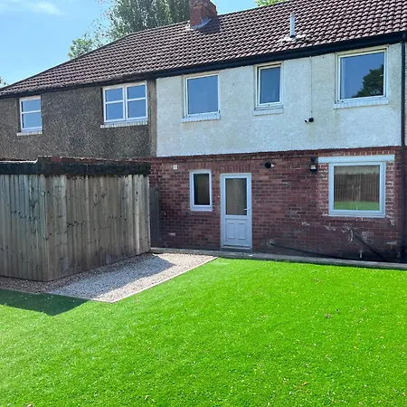 Flaxman Avenue - Lovely 4 Bed Home, 5 Mins Drive To Centre, Free Superfast Wi-fi, Free On-street Parking *