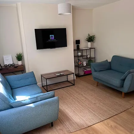 Flaxman Avenue - Lovely 4 Bed Home, 5 Mins Drive To Centre, Free Superfast Wi-fi, Free On-street Parking Йорк