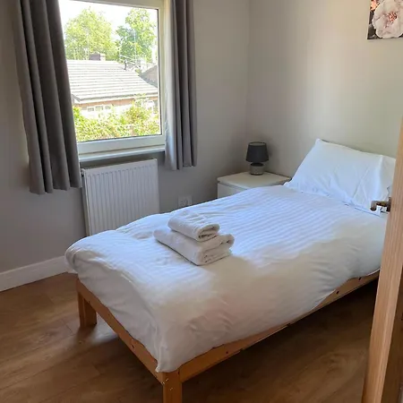 Flaxman Avenue - Lovely 4 Bed Home, 5 Mins Drive To Centre, Free Superfast Wi-fi, Free On-street Parking * Йорк