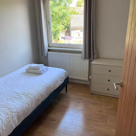Flaxman Avenue - Lovely 4 Bed Home, 5 Mins Drive To Centre, Free Superfast Wi-fi, Free On-street Parking