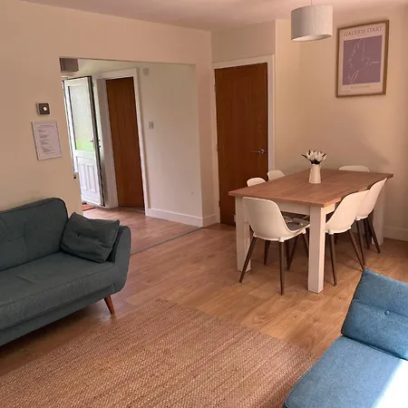 Flaxman Avenue - Lovely 4 Bed Home, 5 Mins Drive To Centre, Free Superfast Wi-fi, Free On-street Parking Дом отдыха