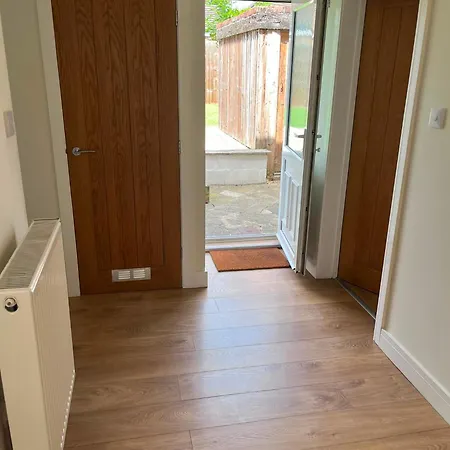 Дом отдыха Flaxman Avenue - Lovely 4 Bed Home, 5 Mins Drive To Centre, Free Superfast Wi-fi, Free On-street Parking