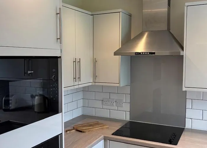 Hébergement de vacances Flaxman Avenue - Lovely 4 Bed Home, 5 Mins Drive To Centre, Free Superfast Wi-fi, Free On-street Parking *