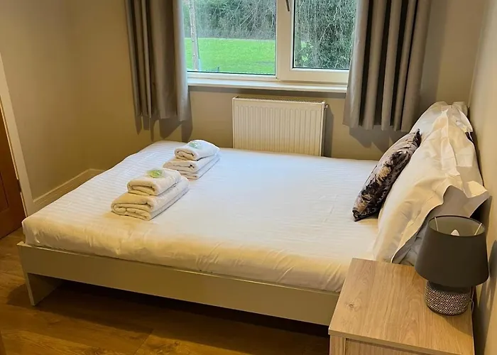 Hébergement de vacances Flaxman Avenue - Lovely 4 Bed Home, 5 Mins Drive To Centre, Free Superfast Wi-fi, Free On-street Parking