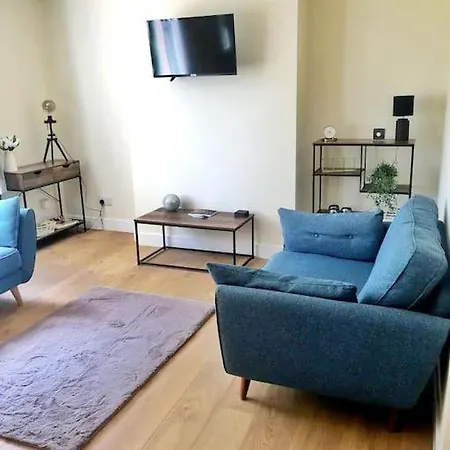 Flaxman Avenue - Lovely 4 Bed Home, 5 Mins Drive To Centre, Free Superfast Wi-fi, Free On-street Parking *