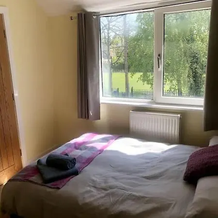 Flaxman Avenue - Lovely 4 Bed Home, 5 Mins Drive To Centre, Free Superfast Wi-fi, Free On-street Parking Holiday home