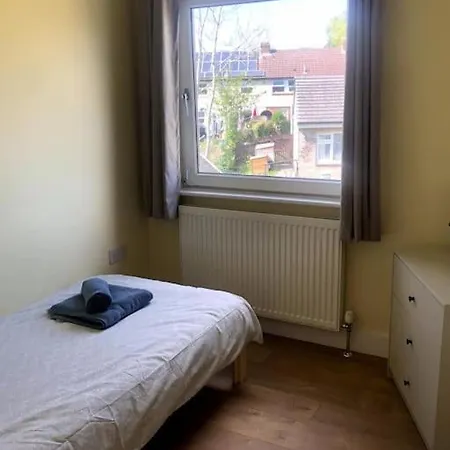 Flaxman Avenue - Lovely 4 Bed Home, 5 Mins Drive To Centre, Free Superfast Wi-fi, Free On-street Parking Holiday home