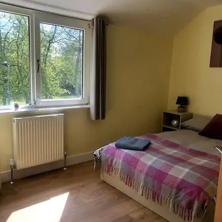 Flaxman Avenue - Lovely 4 Bed Home, 5 Mins Drive To Centre, Free Superfast Wi-fi, Free On-street Parking *