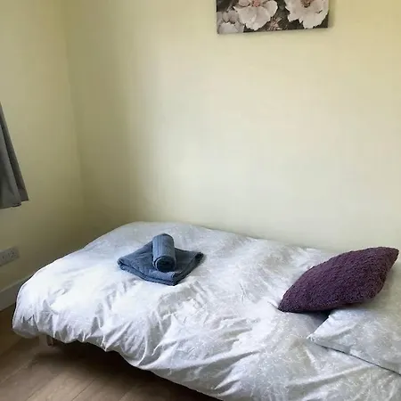 Flaxman Avenue - Lovely 4 Bed Home, 5 Mins Drive To Centre, Free Superfast Wi-fi, Free On-street Parking Feriehus York