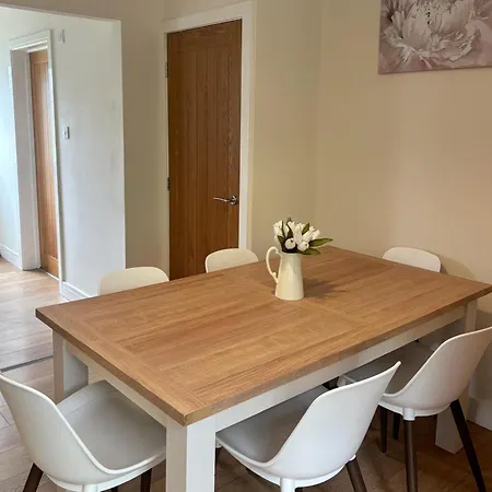 Feriehus Flaxman Avenue - Lovely 4 Bed Home, 5 Mins Drive To Centre, Free Superfast Wi-fi, Free On-street Parking York