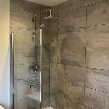 Flaxman Avenue - Lovely 4 Bed Home, 5 Mins Drive To Centre, Free Superfast Wi-fi, Free On-street Parking * York