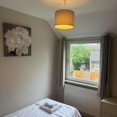 Feriehus Flaxman Avenue - Lovely 4 Bed Home, 5 Mins Drive To Centre, Free Superfast Wi-fi, Free On-street Parking