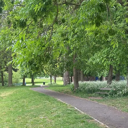 Feriehus Flaxman Avenue - Lovely 4 Bed Home, 5 Mins Drive To Centre, Free Superfast Wi-fi, Free On-street Parking