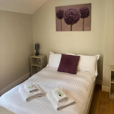 Flaxman Avenue - Lovely 4 Bed Home, 5 Mins Drive To Centre, Free Superfast Wi-fi, Free On-street Parking Feriehus *