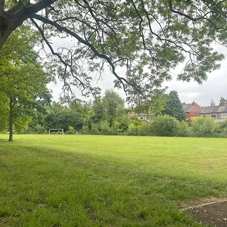 Feriehus Flaxman Avenue - Lovely 4 Bed Home, 5 Mins Drive To Centre, Free Superfast Wi-fi, Free On-street Parking York