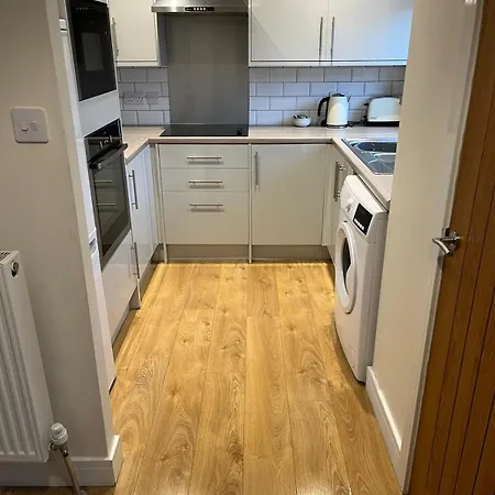 Flaxman Avenue - Lovely 4 Bed Home, 5 Mins Drive To Centre, Free Superfast Wi-fi, Free On-street Parking Vakantiehuis *